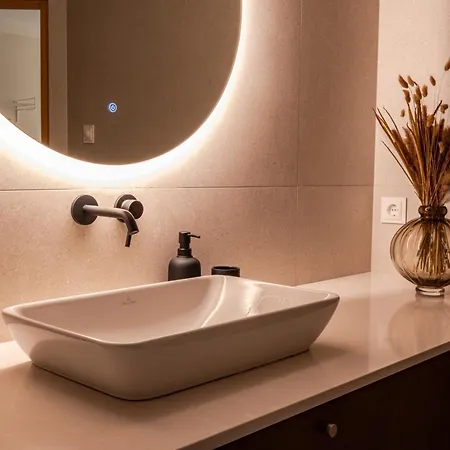 Apartament Freshly Renovated Next To Old Down