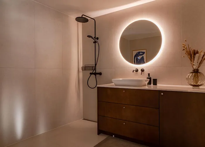 Freshly Renovated Next To Old Down 아파트