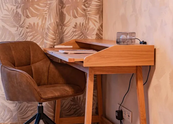 Freshly Renovated Next To Old Down 탈린